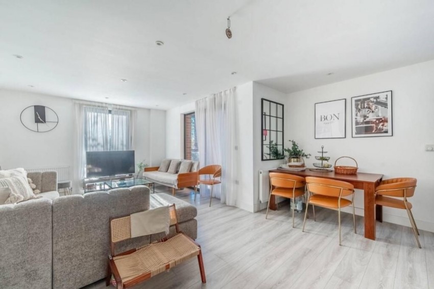 Images for La Reve, 19 High Street, Wealdstone, Wealdstone, Harrow, Middlesex, HA3 EAID:Majorestates BID:Majorestates